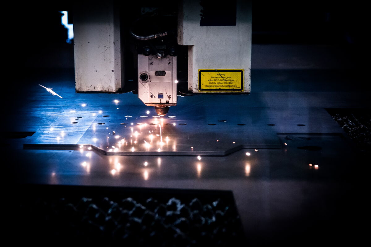 Laseranlage beim Schneiden von Blech, Funken sprühen