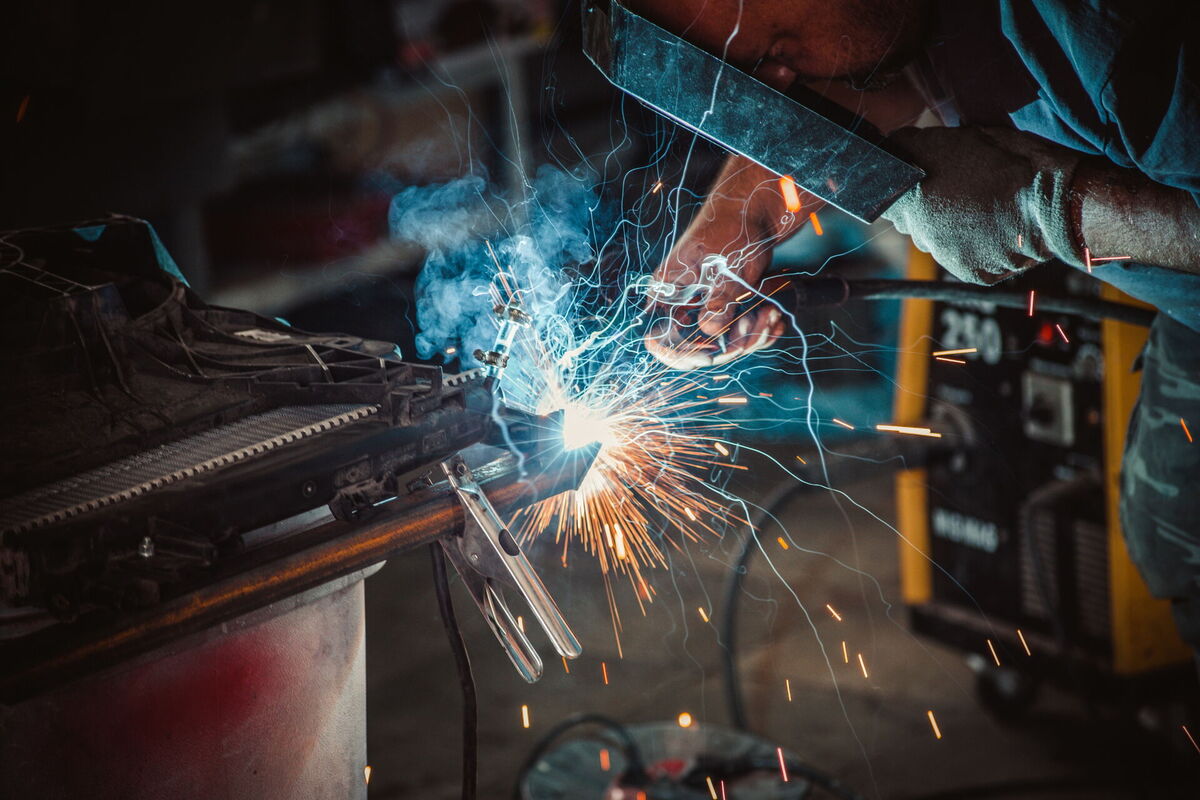 Schweißer in der Werkstatt, Funken sprühen