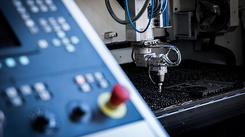 CNC-Fräsmaschine, im Vordergrund das Bedienfeld