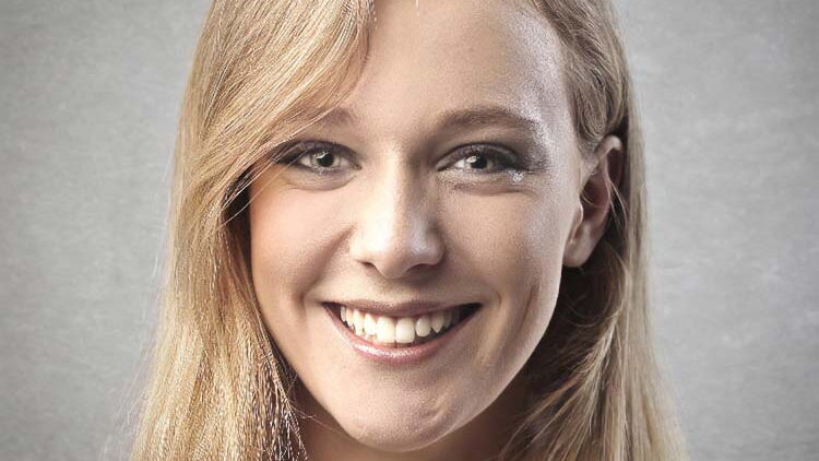 Porträt einer Mitarbeiterin mit schulterlangem blondem Haar