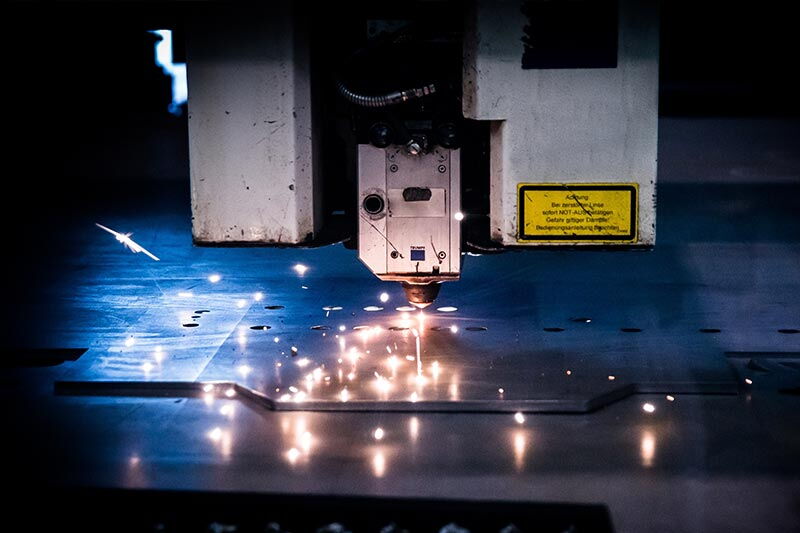Laserschneidanlage beim Schneiden von Blech