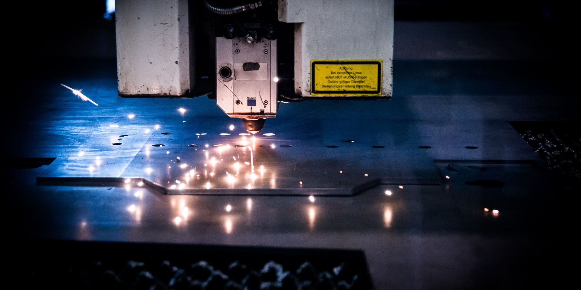 Laseranlage beim Schneiden von Blech, Funken sprühen