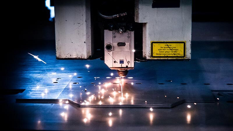 Laserschneidanlage beim Schneiden von Blech