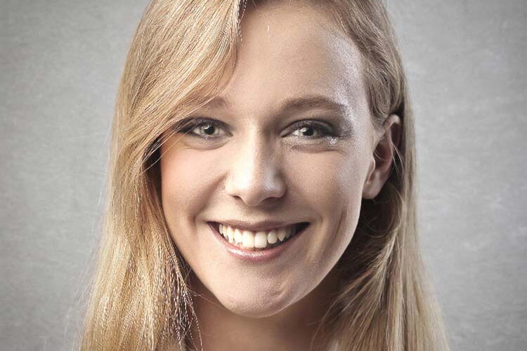 Porträt einer Mitarbeiterin mit schulterlangem blondem Haar
