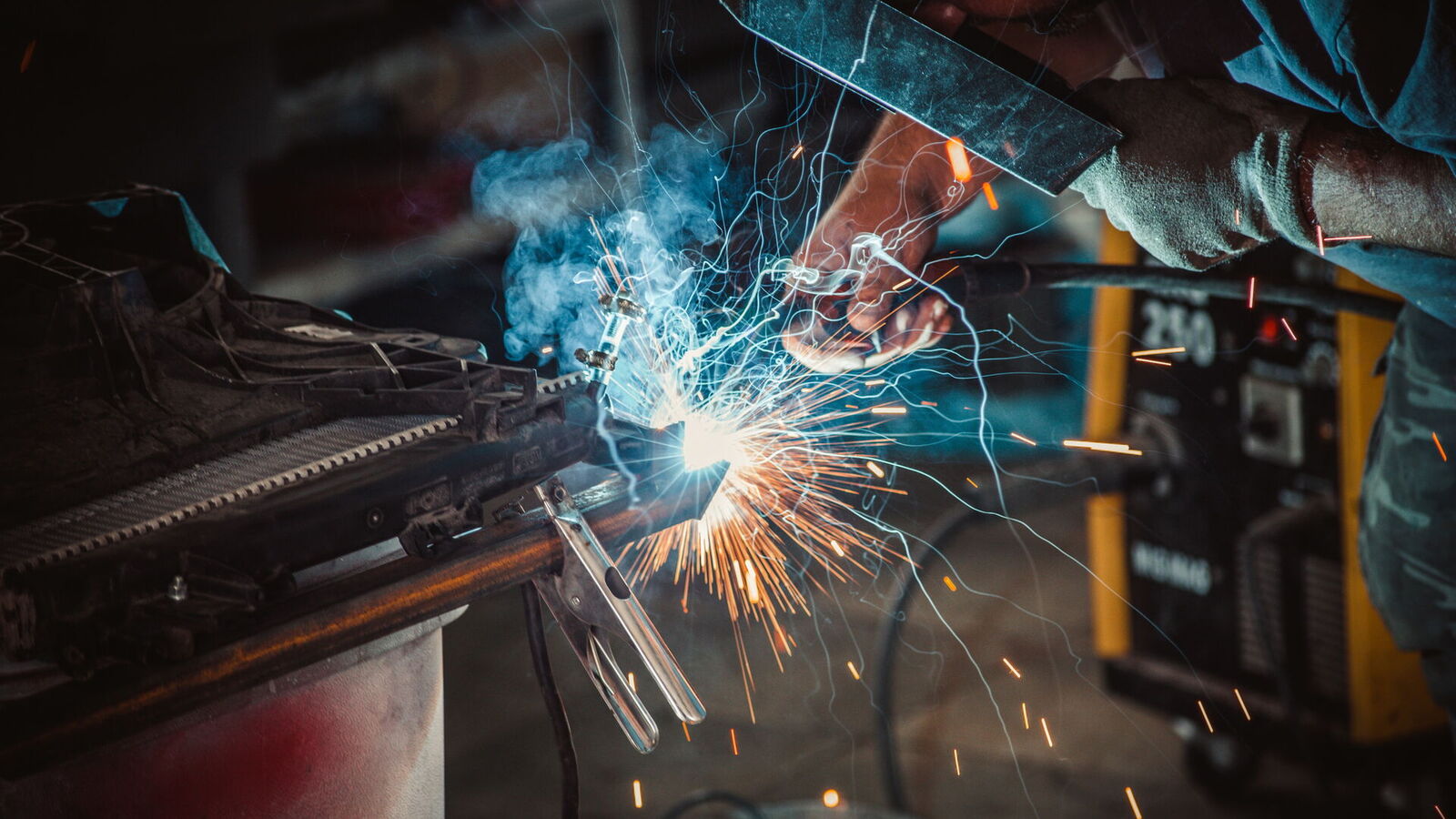 Schweißer in der Werkstatt, Funken sprühen