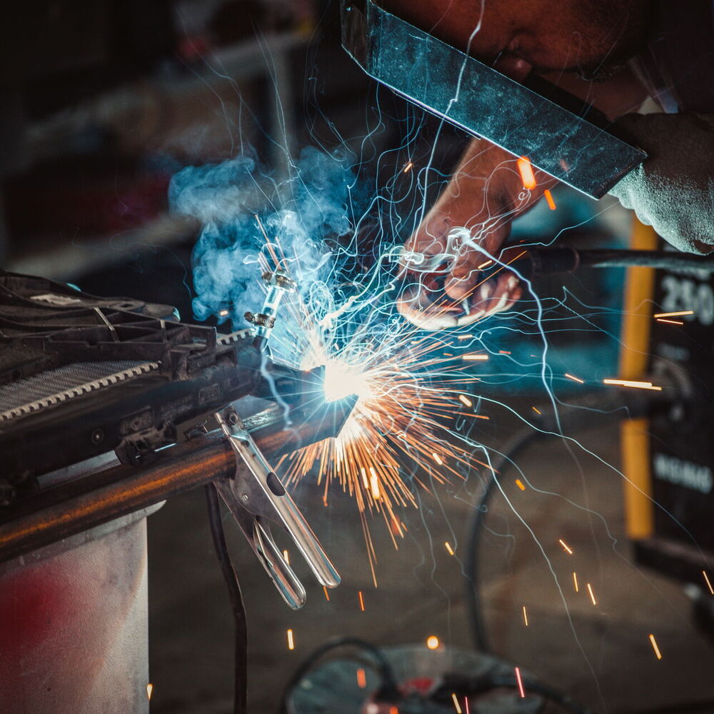 Schweißer in der Werkstatt, Funken sprühen
