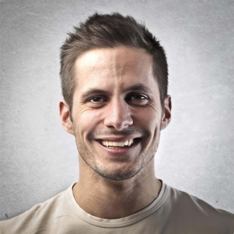 Porträt eines Mitarbeiters mit kurzem Haar und Bart
